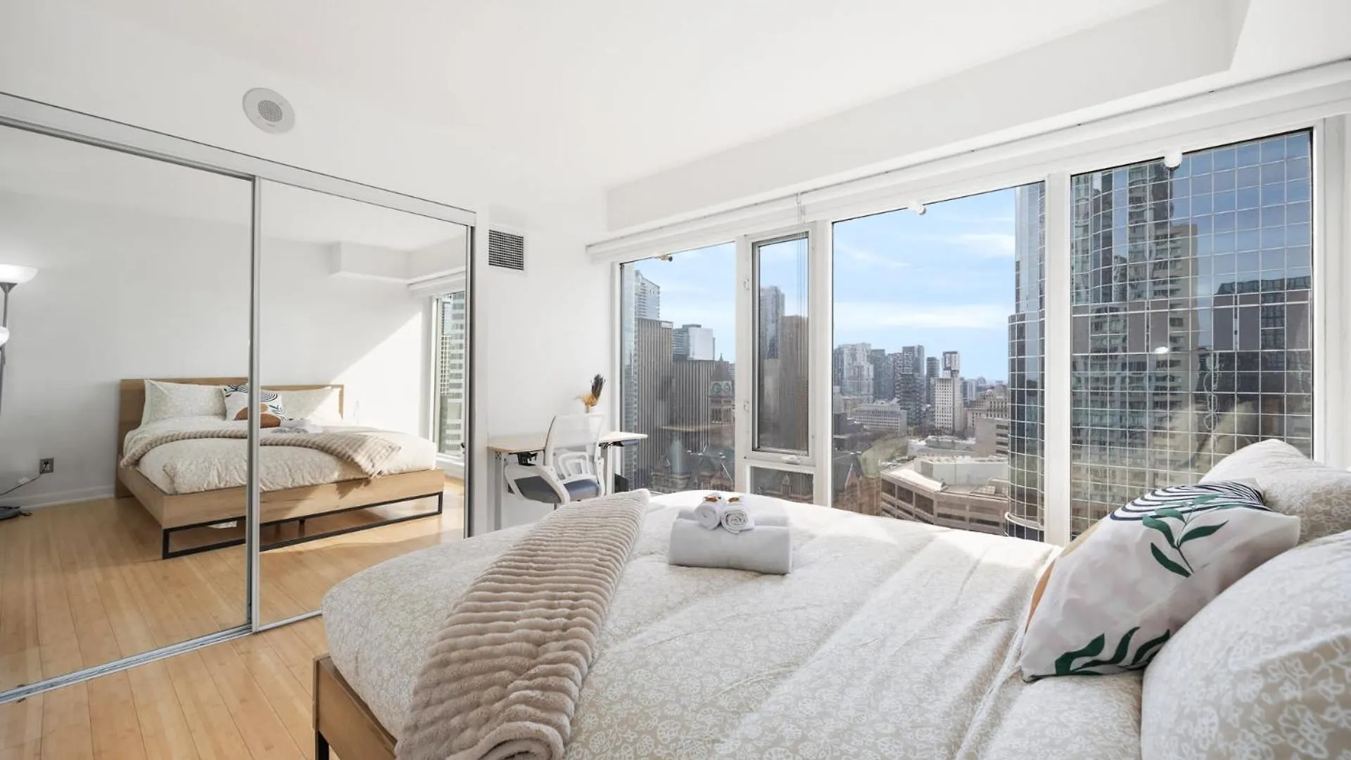 別荘 Modern 2-Bedroom Condo W Floor To Ceiling Windows トロント