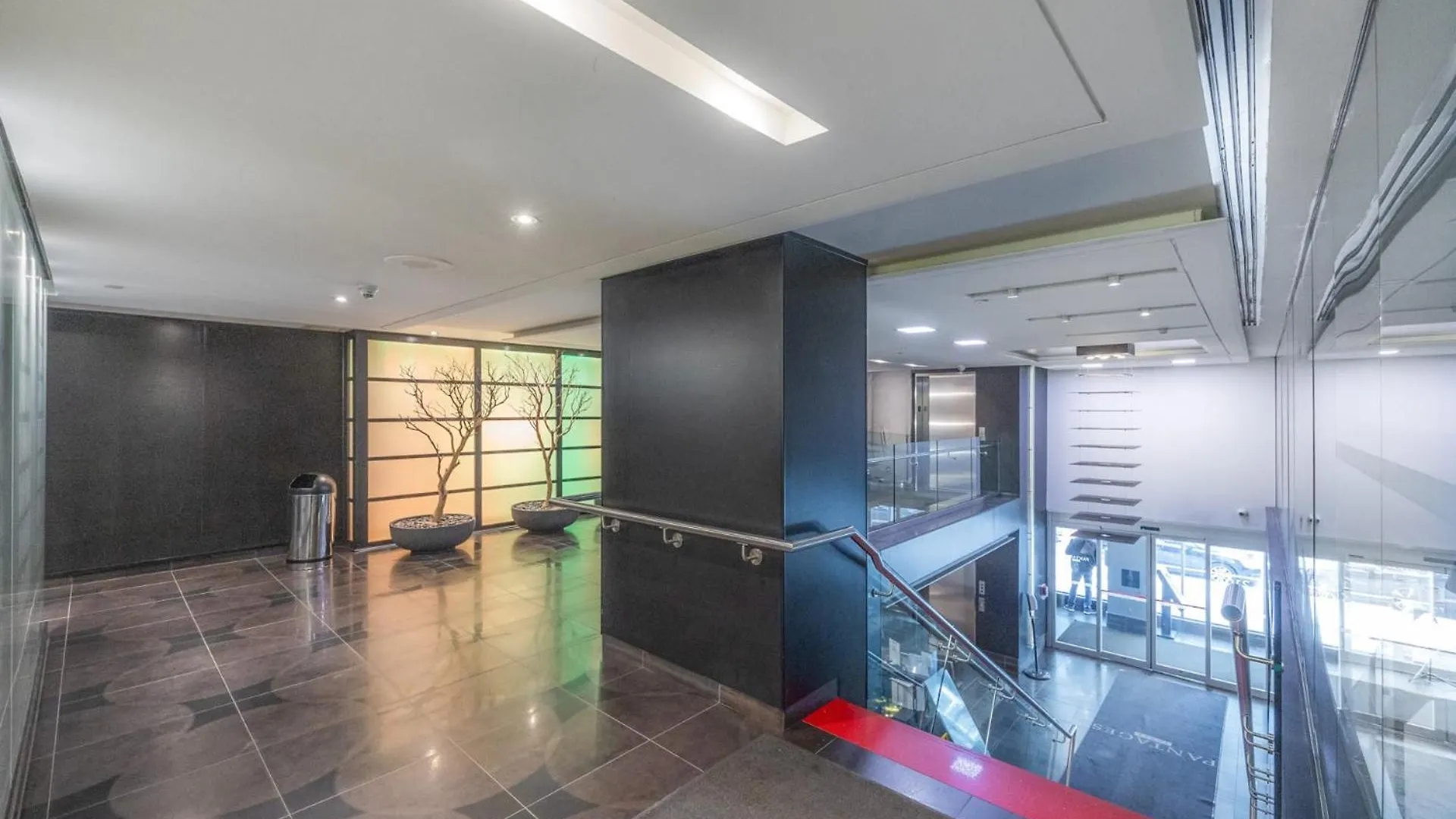 別荘 Modern 2-Bedroom Condo W Floor To Ceiling Windows トロント カナダ