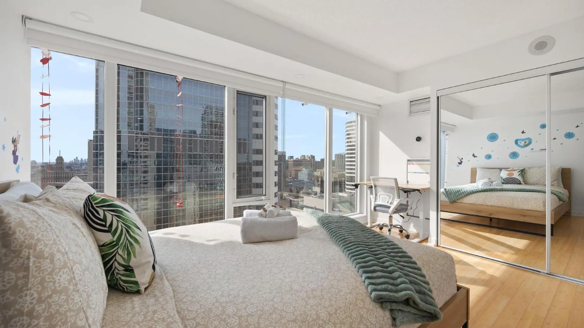 Modern 2-Bedroom Condo W Floor To Ceiling Windows Toronto Canada