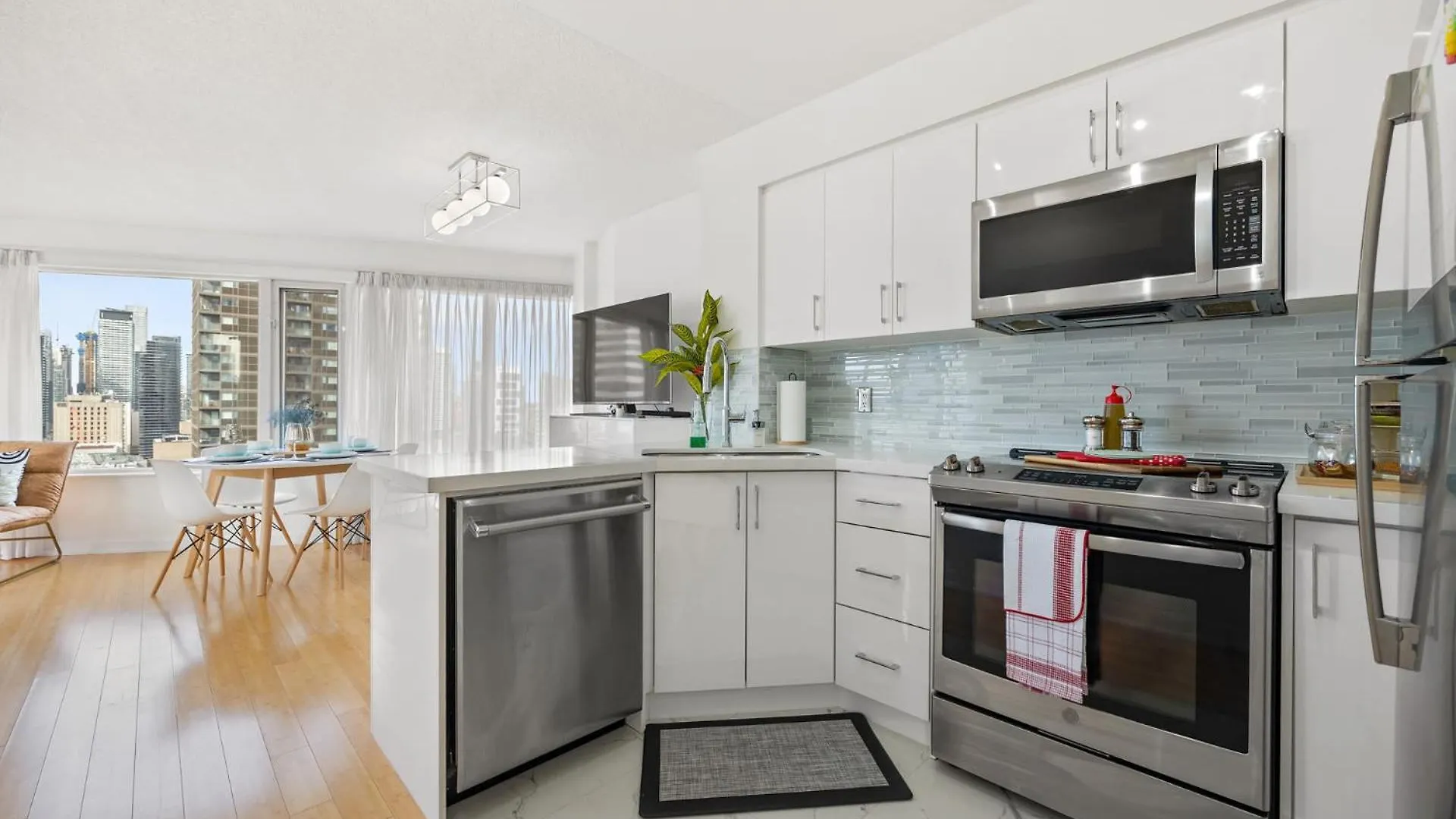 Modern 2-Bedroom Condo W Floor To Ceiling Windows Toronto 0*,  Canada