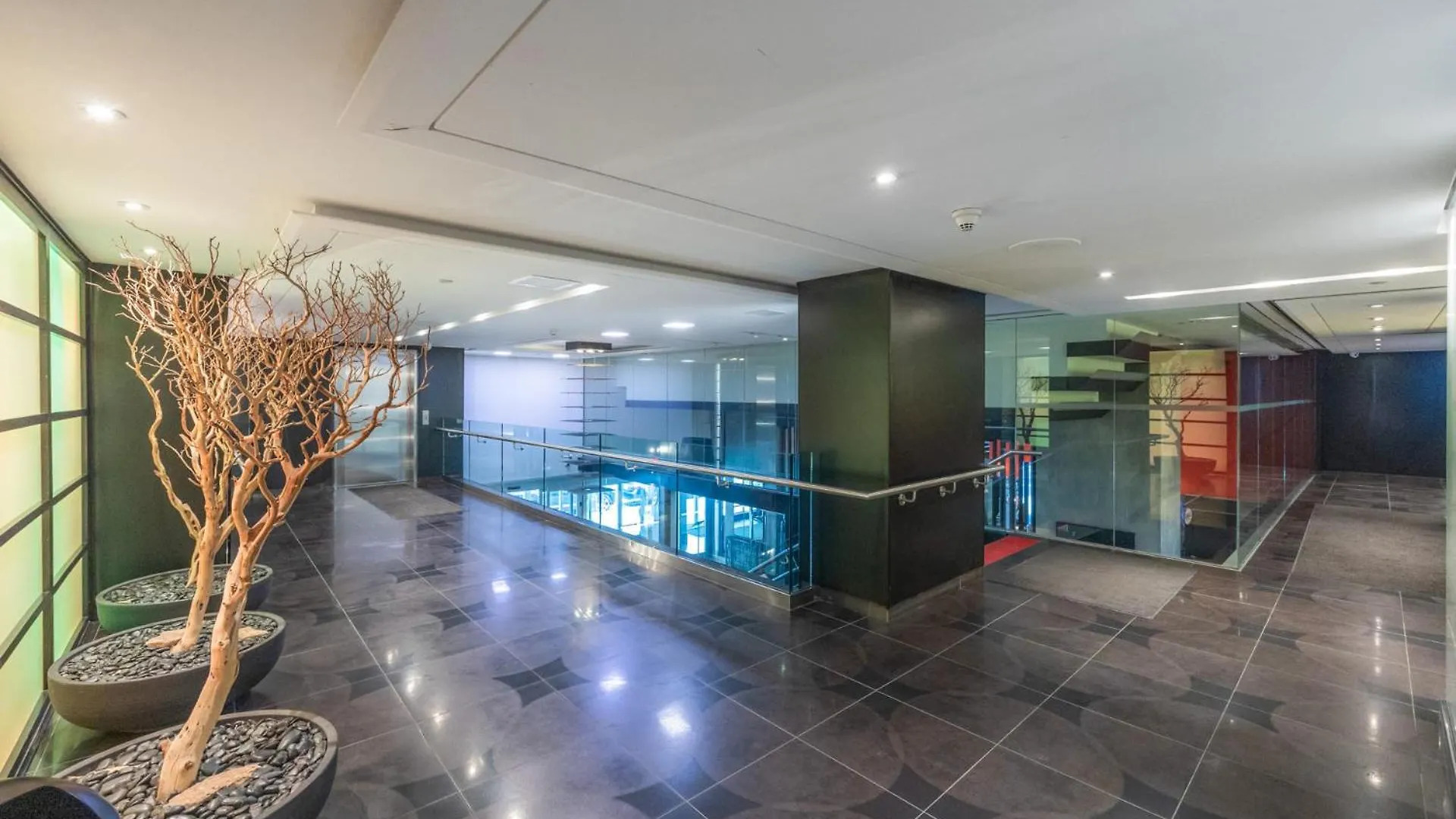 Modern 2-Bedroom Condo W Floor To Ceiling Windows Toronto