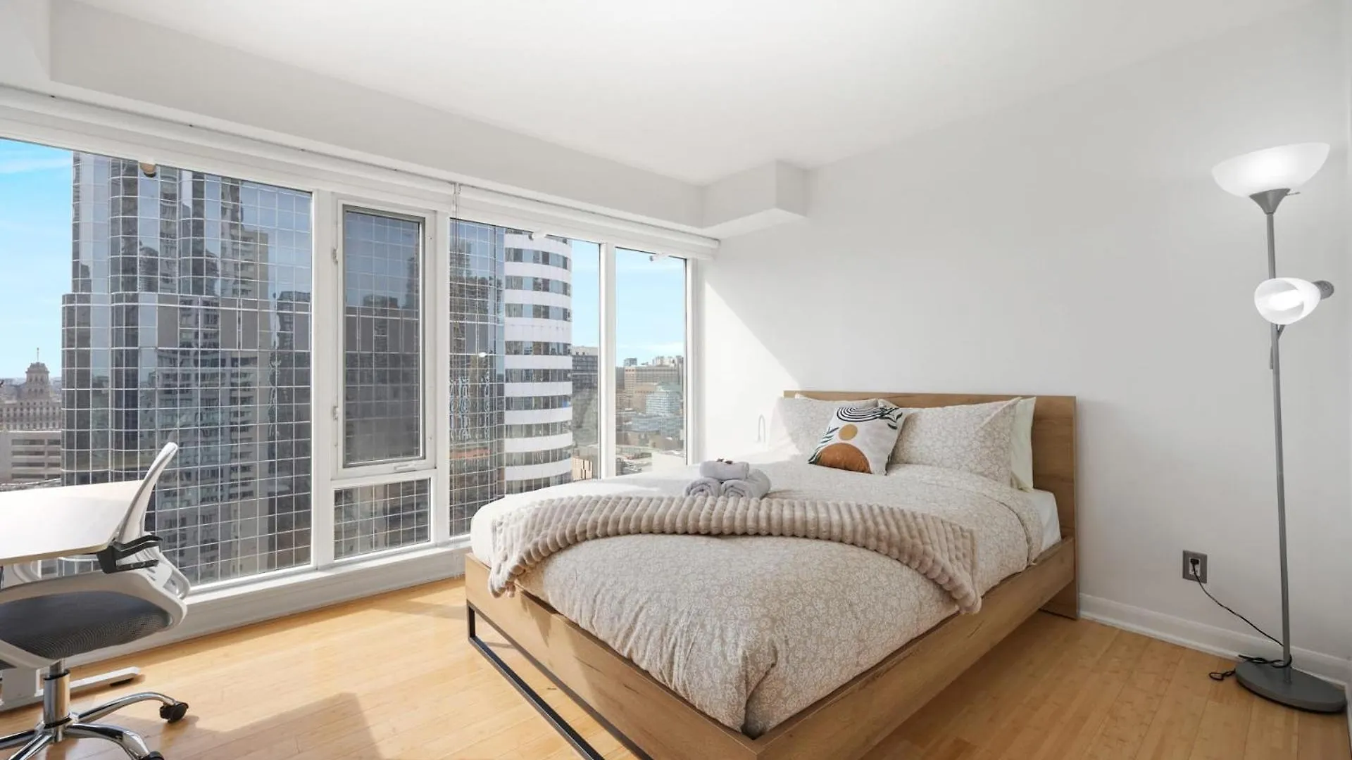 Modern 2-Bedroom Condo W Floor To Ceiling Windows Toronto