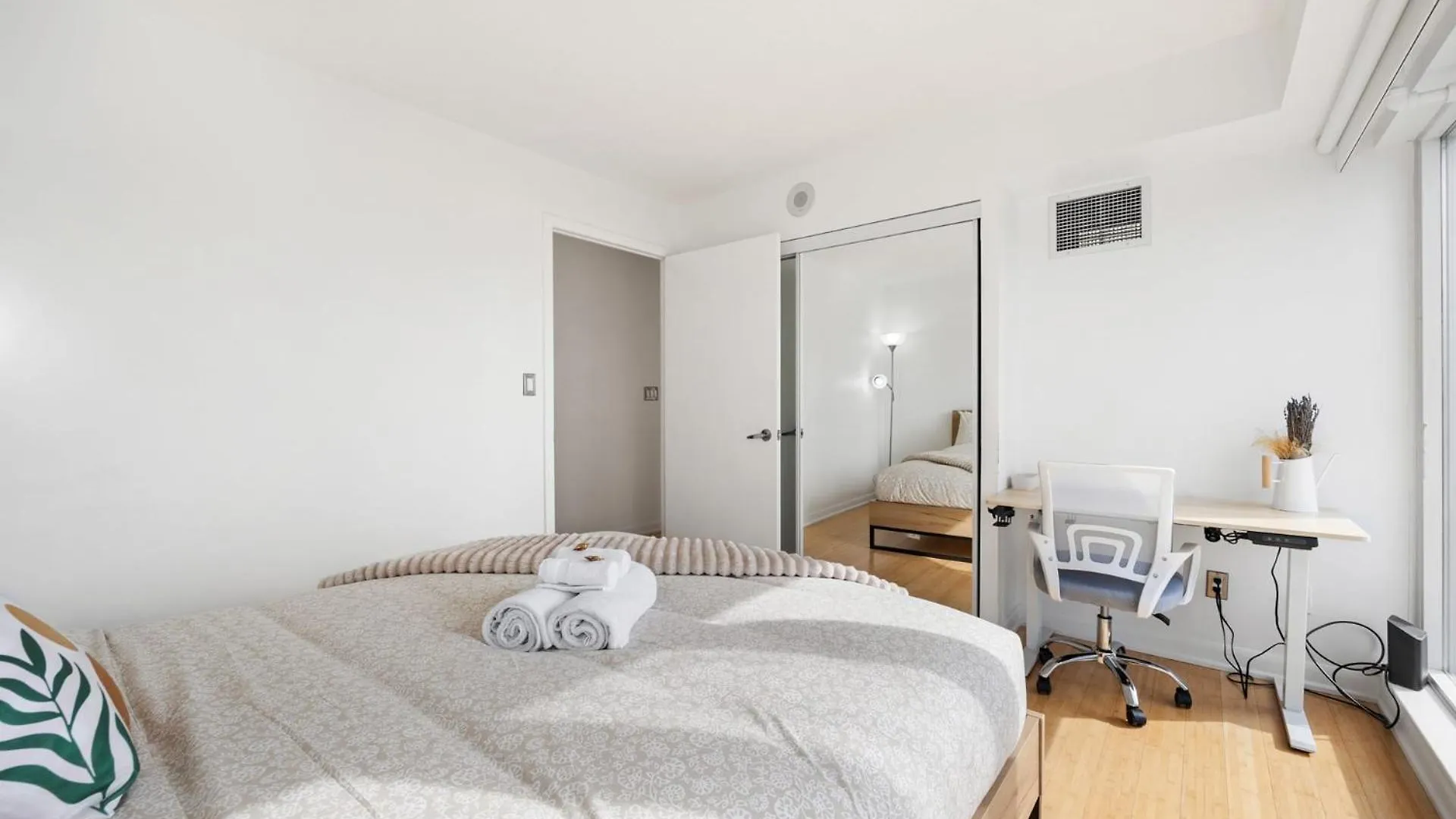 Modern 2-Bedroom Condo W Floor To Ceiling Windows 多伦多