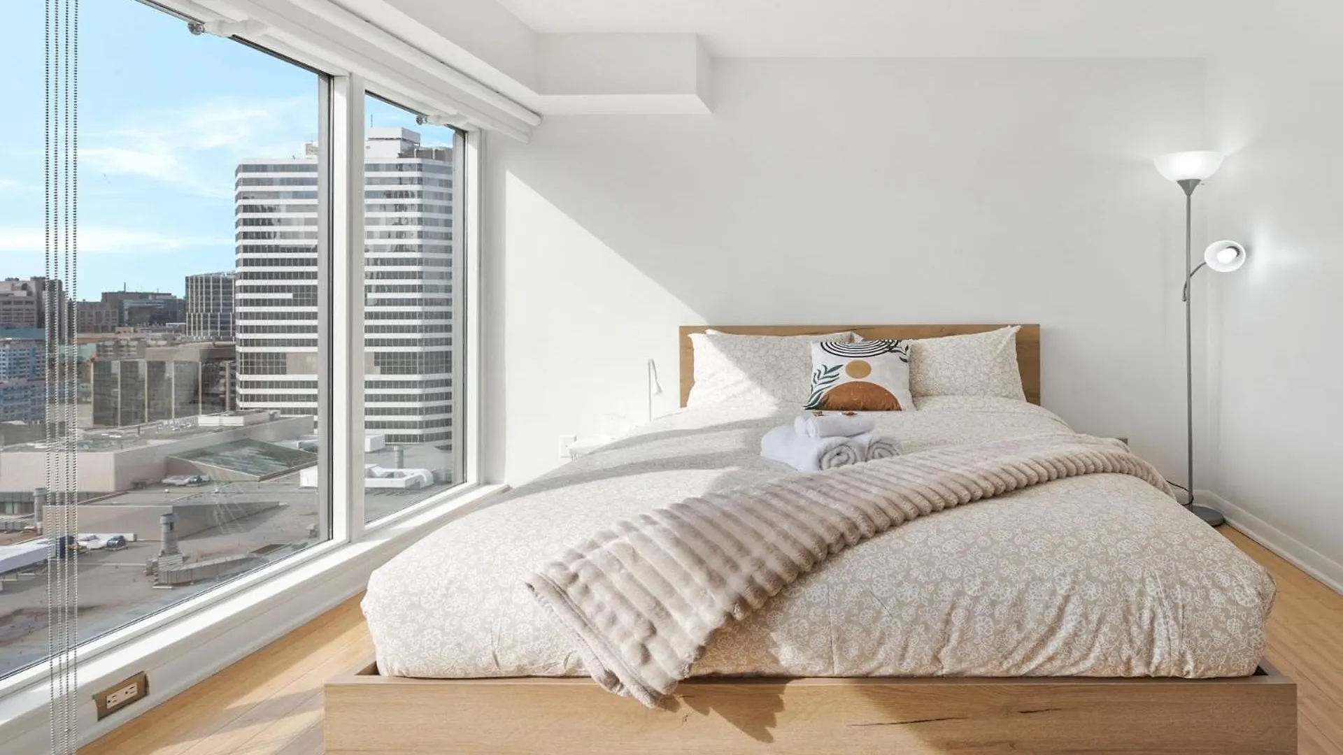 度假居 Modern 2-Bedroom Condo W Floor To Ceiling Windows 多伦多 加拿大