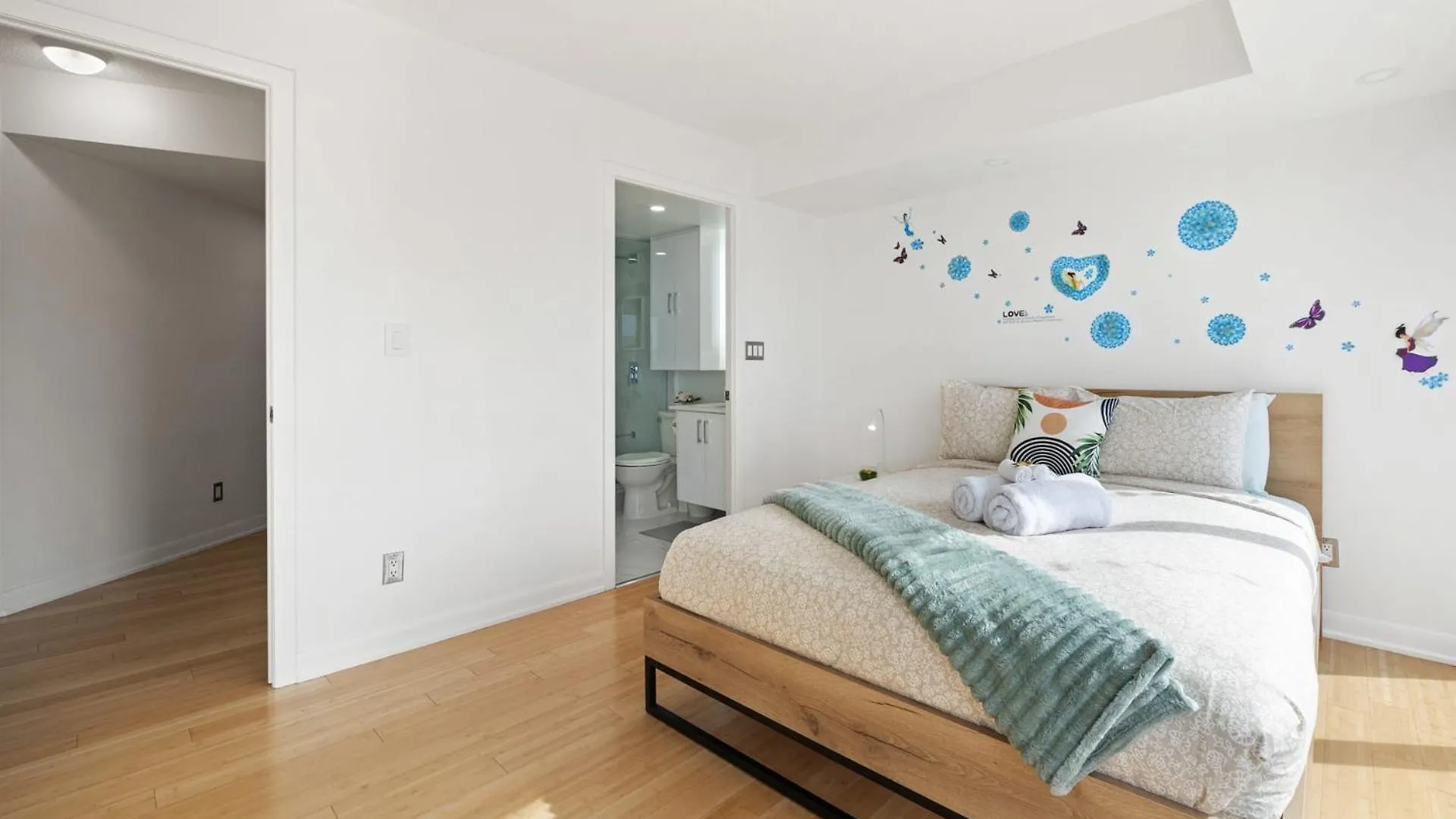 Modern 2-Bedroom Condo W Floor To Ceiling Windows 多伦多 0*,