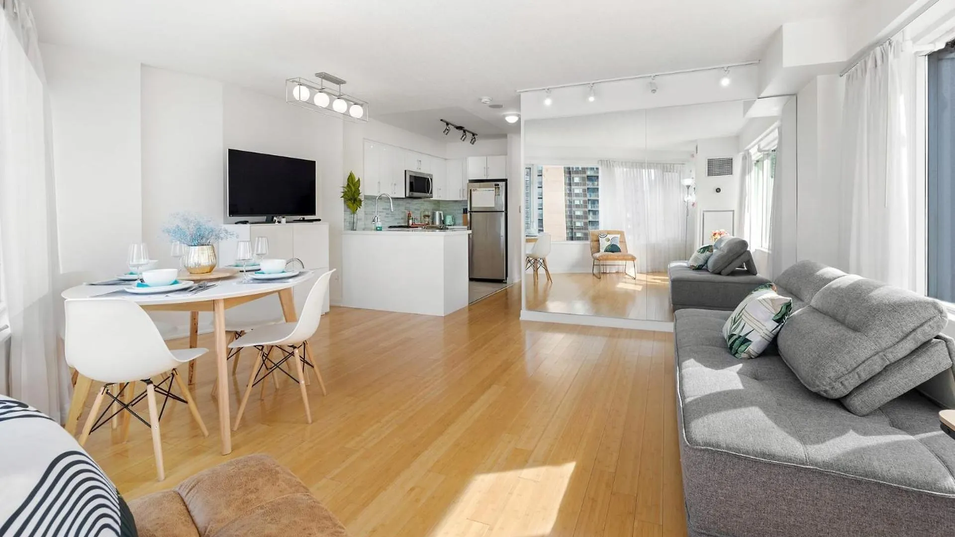 Modern 2-Bedroom Condo W Floor To Ceiling Windows 多伦多 度假居