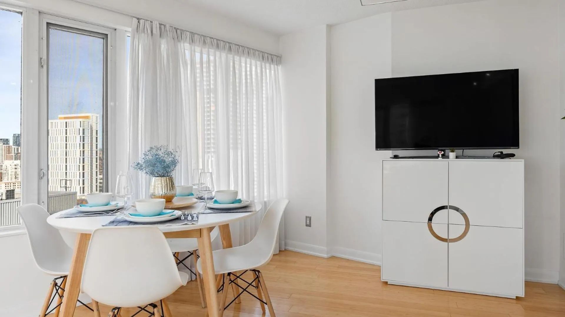 Modern 2-Bedroom Condo W Floor To Ceiling Windows 多伦多